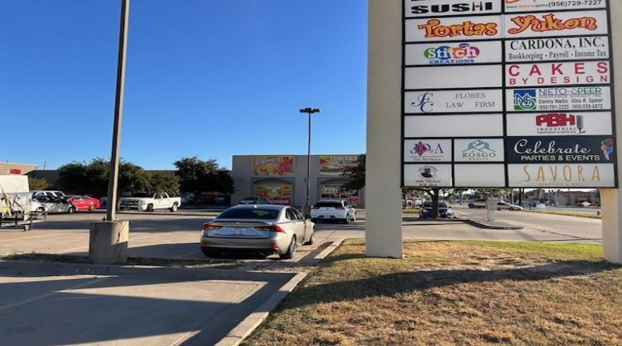 5517 McPherson Rd, Laredo, Texas 78041, 1 Room Rooms,2 BathroomsBathrooms,Commercial retail/office,For Sale,5517 McPherson Rd,20254917