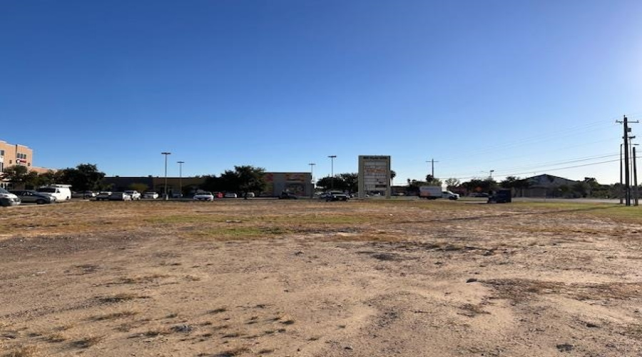 5517 McPherson Rd, Laredo, Texas 78041, 1 Room Rooms,2 BathroomsBathrooms,Commercial retail/office,For Sale,5517 McPherson Rd,20254917