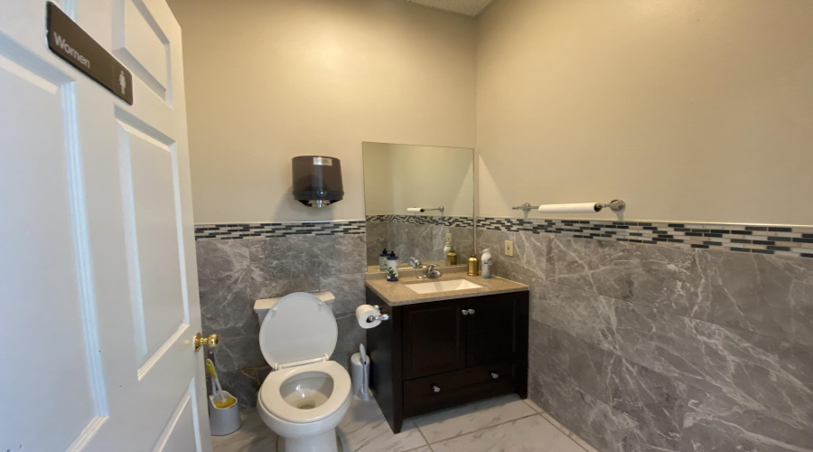 213 W Village Blvd, LAREDO, Texas 78045, 1 Room Rooms,2 BathroomsBathrooms,Commercial retail/office,For Sale,213 W Village Blvd,20254925