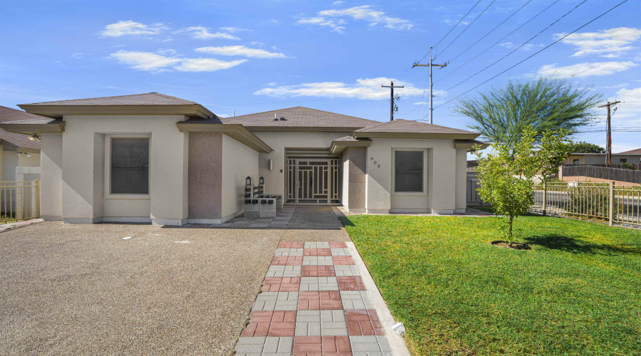 902 La Rosita, Laredo, Texas 78046, 3 Bedrooms Bedrooms, 5 Rooms Rooms,2 BathroomsBathrooms,Residential,For Sale,902 La Rosita,20254918