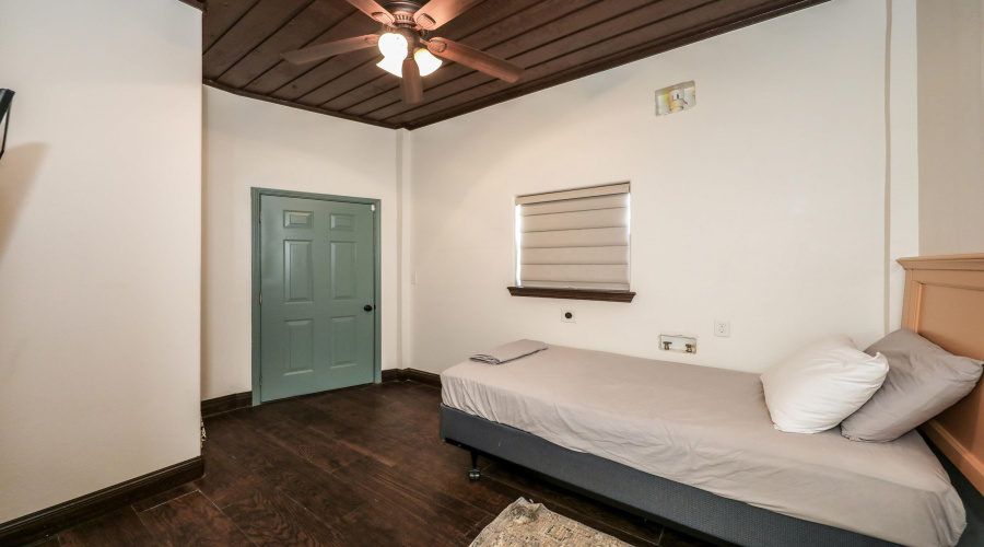 402 Manor Rd, Laredo, Texas 78041, 4 Bedrooms Bedrooms, 10 Rooms Rooms,4 BathroomsBathrooms,Residential,For Sale,402 Manor Rd,20254919