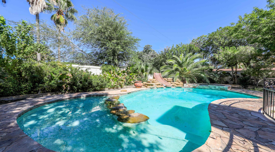 402 Manor Rd, Laredo, Texas 78041, 4 Bedrooms Bedrooms, 10 Rooms Rooms,4 BathroomsBathrooms,Residential,For Sale,402 Manor Rd,20254919