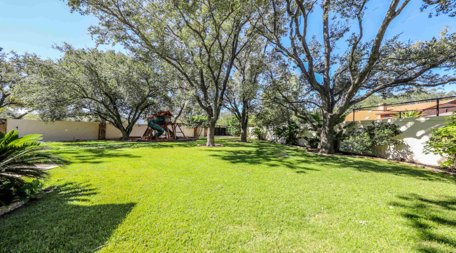 402 Manor Rd, Laredo, Texas 78041, 4 Bedrooms Bedrooms, 10 Rooms Rooms,4 BathroomsBathrooms,Residential,For Sale,402 Manor Rd,20254919