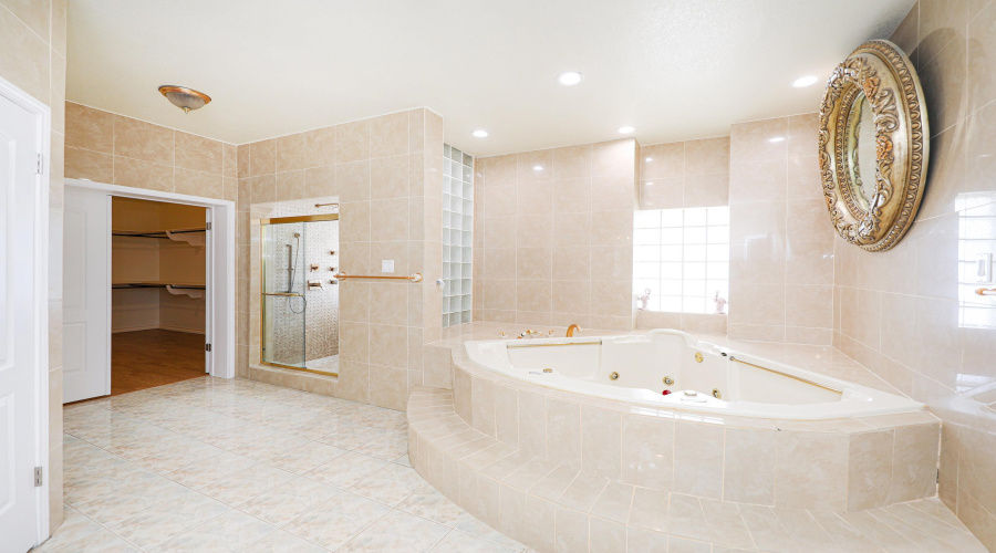 314 Bordeaux Dr, Laredo, Texas 78041, 4 Bedrooms Bedrooms, 11 Rooms Rooms,4 BathroomsBathrooms,Residential,For Sale,314 Bordeaux Dr,20254920