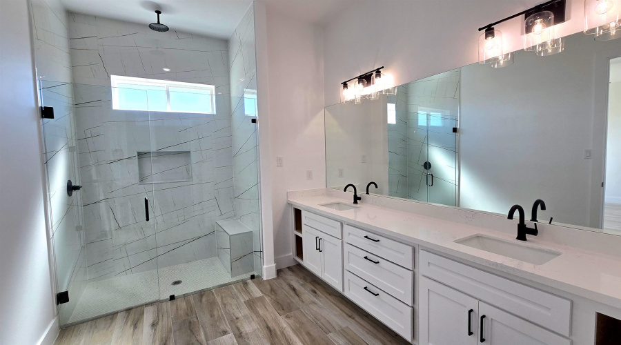 3709 Sun Valley Dr., Laredo, Texas 78045, 4 Bedrooms Bedrooms, 7 Rooms Rooms,4 BathroomsBathrooms,Residential,For Sale,3709 Sun Valley Dr.,20254929