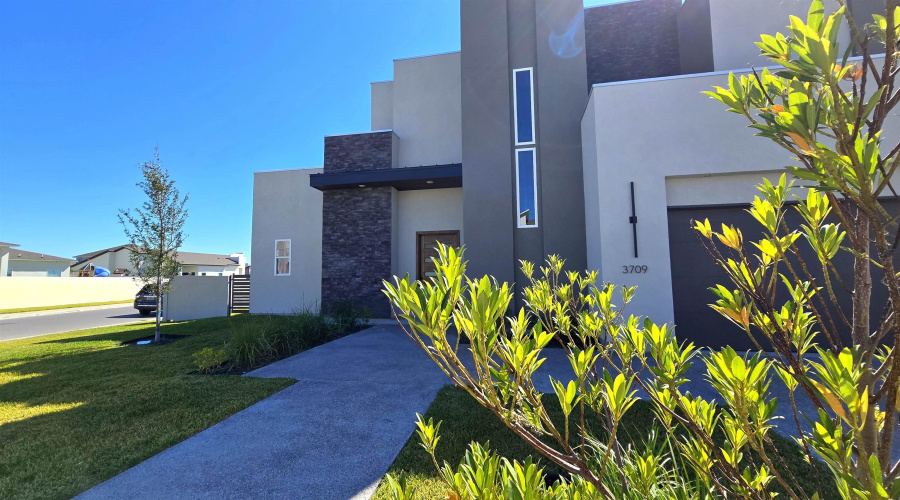 3709 Sun Valley Dr., Laredo, Texas 78045, 4 Bedrooms Bedrooms, 7 Rooms Rooms,4 BathroomsBathrooms,Residential,For Sale,3709 Sun Valley Dr.,20254929