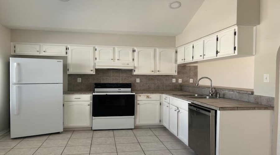 1011 Sapphire Ct, Laredo, Texas 78045, 3 Bedrooms Bedrooms, 7 Rooms Rooms,2 BathroomsBathrooms,Residential,For Rent,1011 Sapphire Ct,20254930