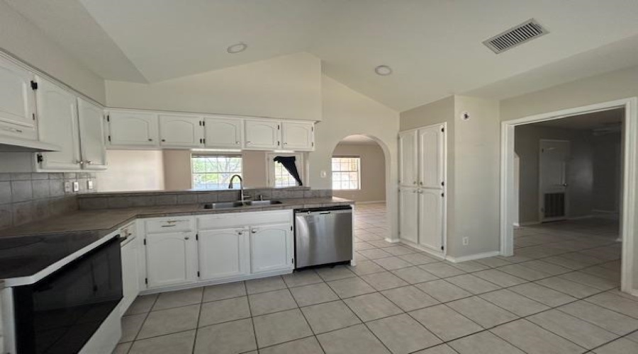 1011 Sapphire Ct, Laredo, Texas 78045, 3 Bedrooms Bedrooms, 7 Rooms Rooms,2 BathroomsBathrooms,Residential,For Rent,1011 Sapphire Ct,20254930