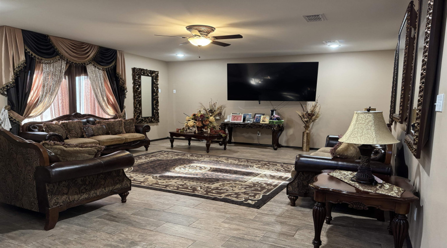 4227 Lorisa, Laredo, Texas 78046, 7 Bedrooms Bedrooms, 10 Rooms Rooms,3 BathroomsBathrooms,Residential,For Sale,4227 Lorisa,20254933