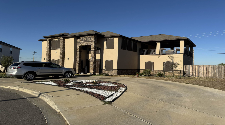 4227 Lorisa, Laredo, Texas 78046, 7 Bedrooms Bedrooms, 10 Rooms Rooms,3 BathroomsBathrooms,Residential,For Sale,4227 Lorisa,20254933
