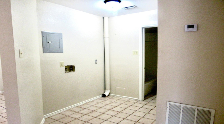 1420 Juarez Ave, Laredo, Texas 78040, 2 Bedrooms Bedrooms, 4 Rooms Rooms,1 BathroomBathrooms,Residential,For Rent,1420 Juarez Ave,20254937