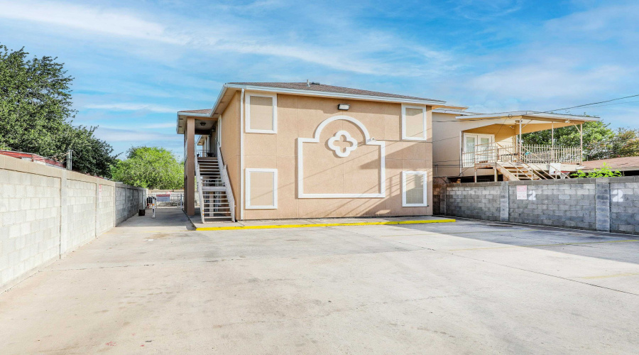 205 W San Carlos St, Laredo, Texas 78041, 2 Bedrooms Bedrooms, 5 Rooms Rooms,1 BathroomBathrooms,Residential,For Rent,205 W San Carlos St,20254942