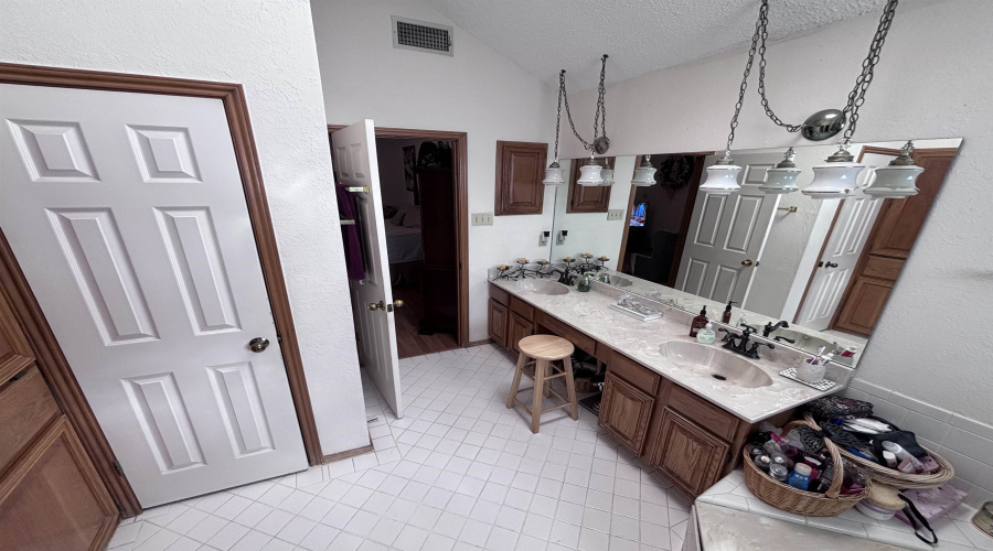 1235 St John Lp, Laredo, Texas 78045, 3 Bedrooms Bedrooms, 6 Rooms Rooms,3 BathroomsBathrooms,Residential,For Sale,1235 St John Lp,20254943