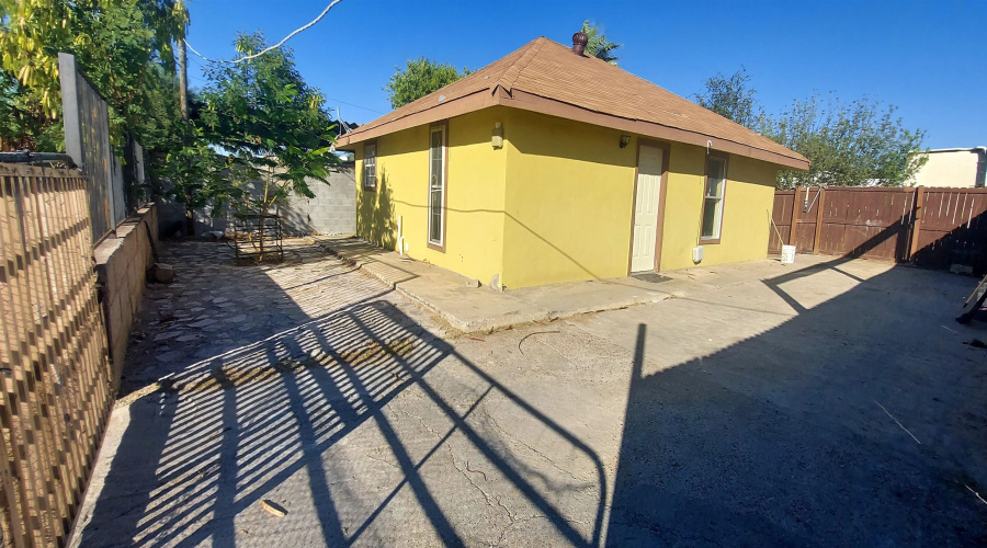 207 Arco Iris, Laredo, Texas 78043, 2 Bedrooms Bedrooms, 4 Rooms Rooms,1 BathroomBathrooms,Residential,For Rent,207 Arco Iris,20254946