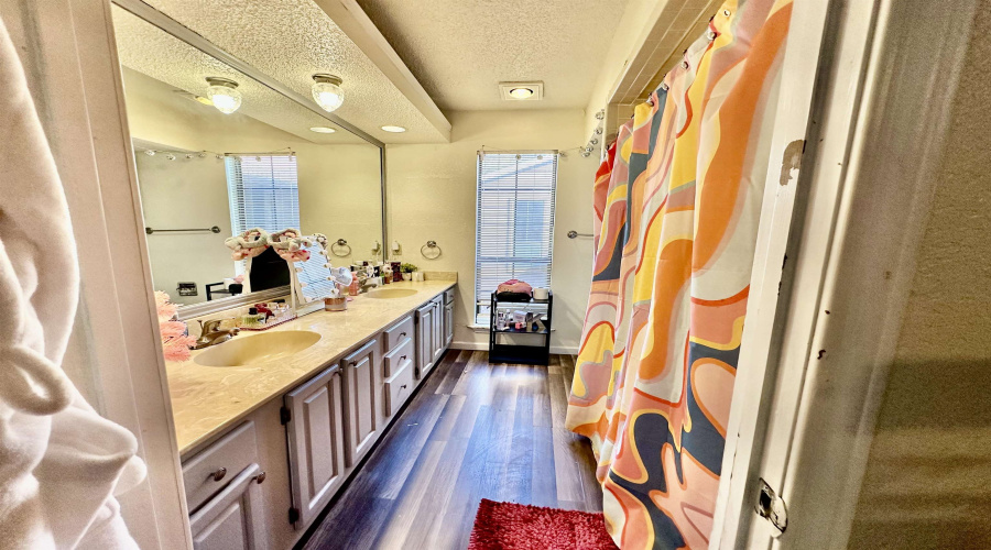 8633 Datapoint Dr, San Antonio, Texas 78229, 2 Bedrooms Bedrooms, 5 Rooms Rooms,2 BathroomsBathrooms,Residential,For Sale,8633 Datapoint Dr,20254951