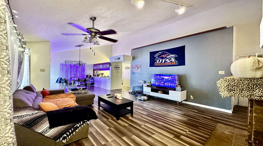 8633 Datapoint Dr, San Antonio, Texas 78229, 2 Bedrooms Bedrooms, 5 Rooms Rooms,2 BathroomsBathrooms,Residential,For Sale,8633 Datapoint Dr,20254951