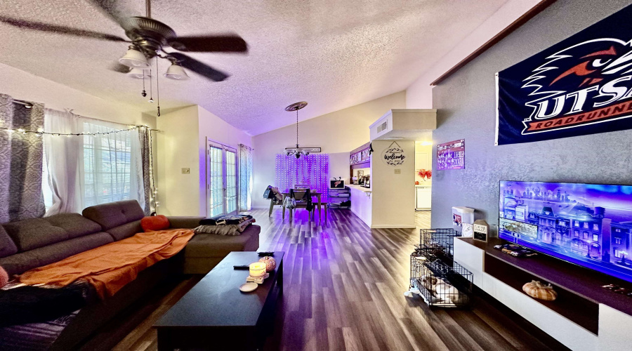 8633 Datapoint Dr, San Antonio, Texas 78229, 2 Bedrooms Bedrooms, 5 Rooms Rooms,2 BathroomsBathrooms,Residential,For Sale,8633 Datapoint Dr,20254951