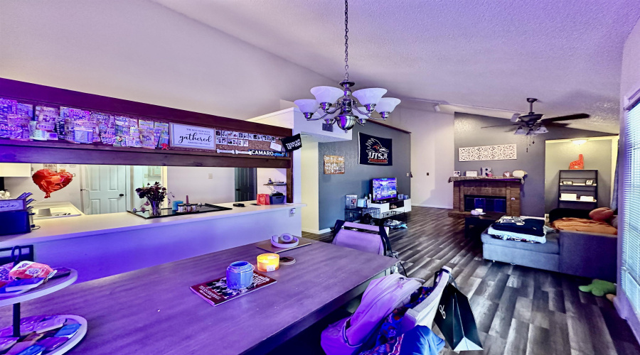 8633 Datapoint Dr, San Antonio, Texas 78229, 2 Bedrooms Bedrooms, 5 Rooms Rooms,2 BathroomsBathrooms,Residential,For Sale,8633 Datapoint Dr,20254951