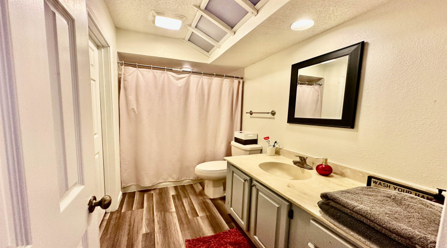 8633 Datapoint Dr, San Antonio, Texas 78229, 2 Bedrooms Bedrooms, 5 Rooms Rooms,2 BathroomsBathrooms,Residential,For Sale,8633 Datapoint Dr,20254951