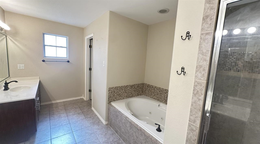 3118 Sundance Lp, Laredo, Texas 78045, 4 Bedrooms Bedrooms, 7 Rooms Rooms,2 BathroomsBathrooms,Residential,For Sale,3118 Sundance Lp,20254954