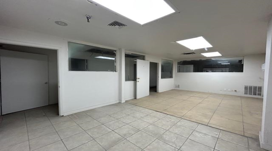 1905 Aduanales, LAREDO, Texas 78041, 1 Bedroom Bedrooms, 11 Rooms Rooms,2 BathroomsBathrooms,Commercial/industrial,For Rent,1905 Aduanales,20254959