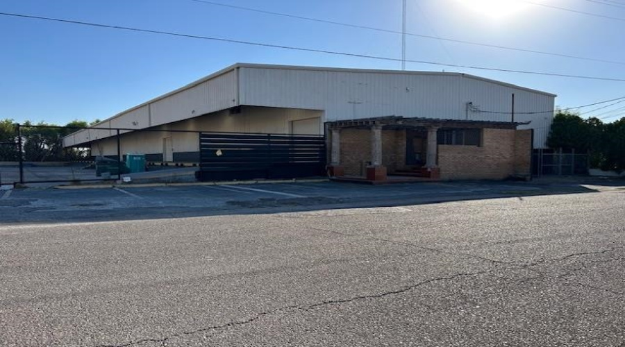 1905 Aduanales, LAREDO, Texas 78041, 1 Bedroom Bedrooms, 11 Rooms Rooms,2 BathroomsBathrooms,Commercial/industrial,For Rent,1905 Aduanales,20254959