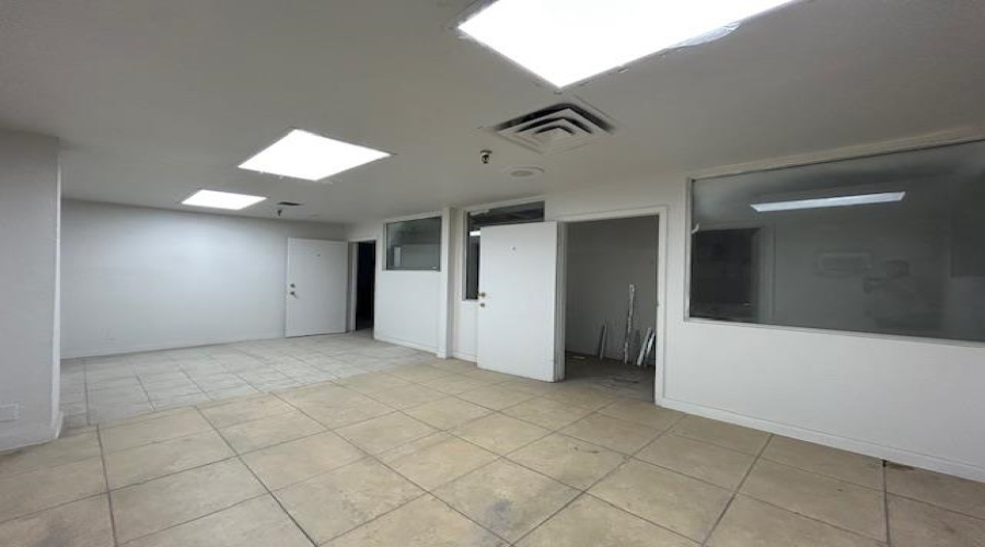 1905 Aduanales, LAREDO, Texas 78041, 1 Bedroom Bedrooms, 11 Rooms Rooms,2 BathroomsBathrooms,Commercial/industrial,For Rent,1905 Aduanales,20254959