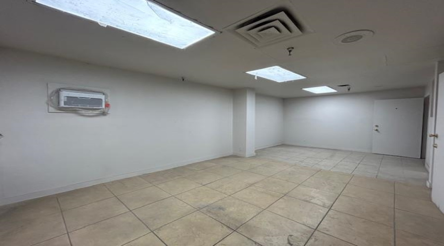 1905 Aduanales, LAREDO, Texas 78041, 1 Bedroom Bedrooms, 11 Rooms Rooms,2 BathroomsBathrooms,Commercial/industrial,For Rent,1905 Aduanales,20254959