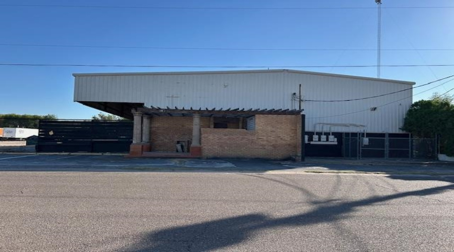 1905 Aduanales, LAREDO, Texas 78041, 1 Bedroom Bedrooms, 11 Rooms Rooms,2 BathroomsBathrooms,Commercial/industrial,For Rent,1905 Aduanales,20254959