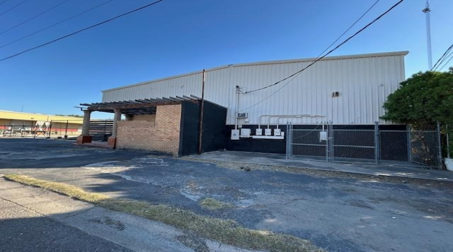 1905 Aduanales, LAREDO, Texas 78041, 1 Bedroom Bedrooms, 11 Rooms Rooms,2 BathroomsBathrooms,Commercial/industrial,For Rent,1905 Aduanales,20254959