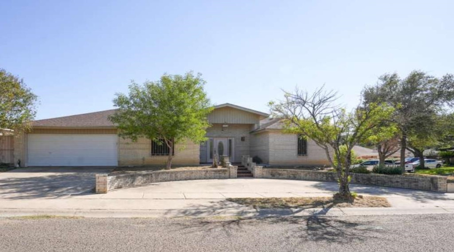 1301 Lois Ln, Laredo, Texas 78045, 3 Bedrooms Bedrooms, 7 Rooms Rooms,2 BathroomsBathrooms,Residential,For Sale,1301 Lois Ln,20254960