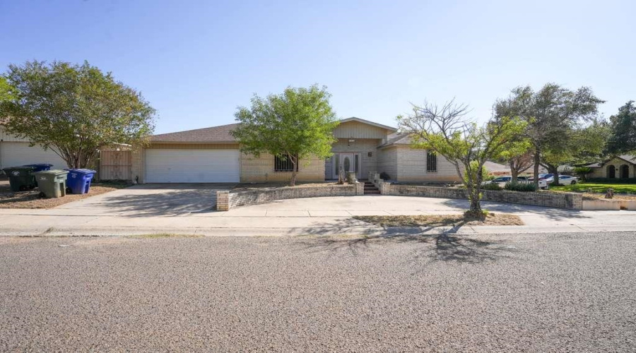 1301 Lois Ln, Laredo, Texas 78045, 3 Bedrooms Bedrooms, 7 Rooms Rooms,2 BathroomsBathrooms,Residential,For Sale,1301 Lois Ln,20254960