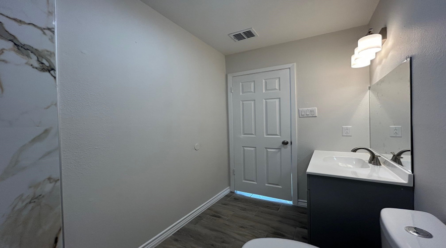 100 E Hillside Rd, Laredo, Texas 78041, 1 Bedroom Bedrooms, 3 Rooms Rooms,1 BathroomBathrooms,Residential,For Rent,100 E Hillside Rd,20254981