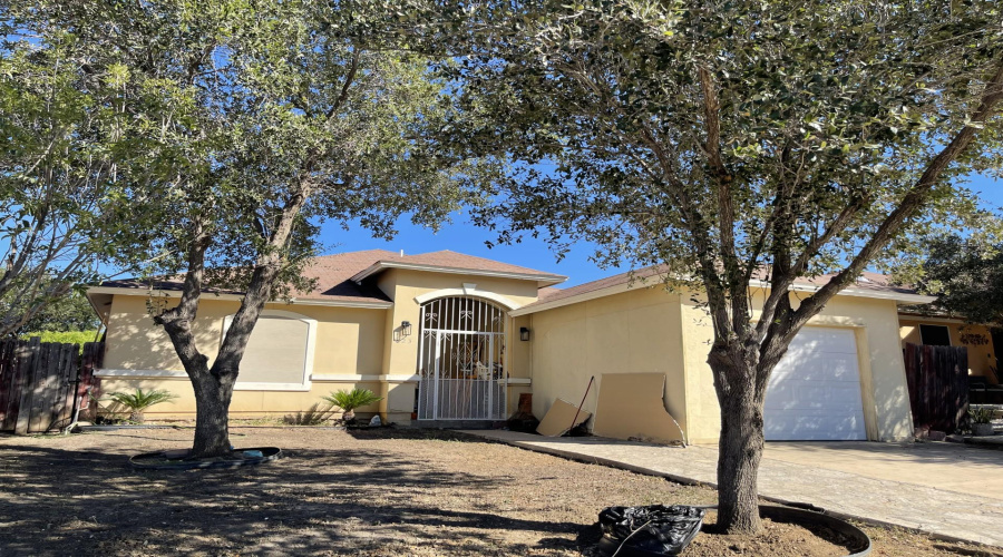 823 Witherspoon Lp, Laredo, Texas 78046-8822, 5 Bedrooms Bedrooms, 7 Rooms Rooms,2 BathroomsBathrooms,Residential,For Sale,823 Witherspoon Lp,20254906