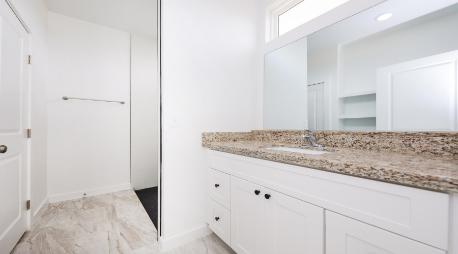 3911 Casa Blanca Lake Rd, Laredo, Texas 78041, 3 Bedrooms Bedrooms, 5 Rooms Rooms,2 BathroomsBathrooms,Residential,For Rent,3911 Casa Blanca Lake Rd,20255004