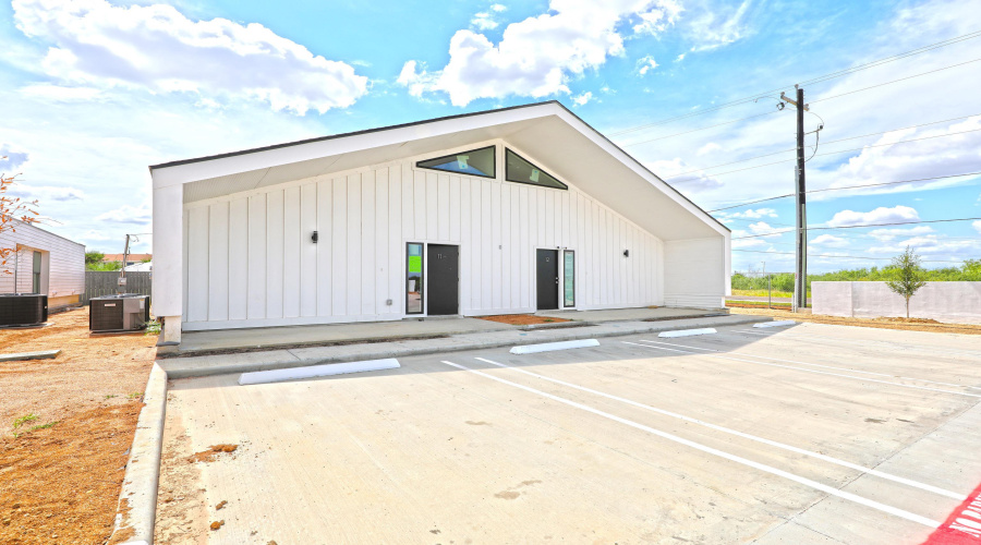 3911 Casa Blanca Lake Rd, Laredo, Texas 78041, 3 Bedrooms Bedrooms, 5 Rooms Rooms,2 BathroomsBathrooms,Residential,For Rent,3911 Casa Blanca Lake Rd,20255004