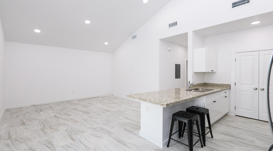 3911 Casa Blanca Lake Rd, Laredo, Texas 78041, 3 Bedrooms Bedrooms, 5 Rooms Rooms,2 BathroomsBathrooms,Residential,For Rent,3911 Casa Blanca Lake Rd,20255004