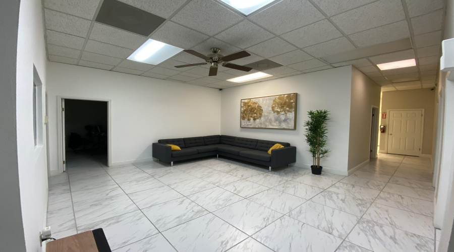 213 W Village Blvd, LAREDO, Texas 78045, 1 Room Rooms,2 BathroomsBathrooms,Commercial retail/office,For Rent,213 W Village Blvd,20255019