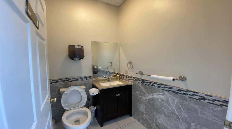 213 W Village Blvd, LAREDO, Texas 78045, 1 Room Rooms,2 BathroomsBathrooms,Commercial retail/office,For Rent,213 W Village Blvd,20255019