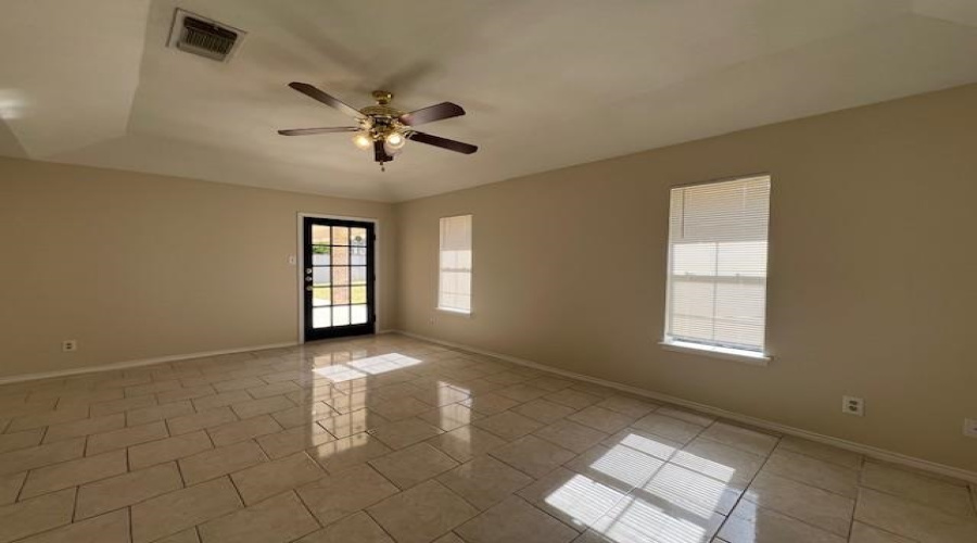 1305 Glen Ln, Laredo, Texas 78045-0000, 4 Bedrooms Bedrooms, 8 Rooms Rooms,2 BathroomsBathrooms,Residential,For Rent,1305 Glen Ln,20255013