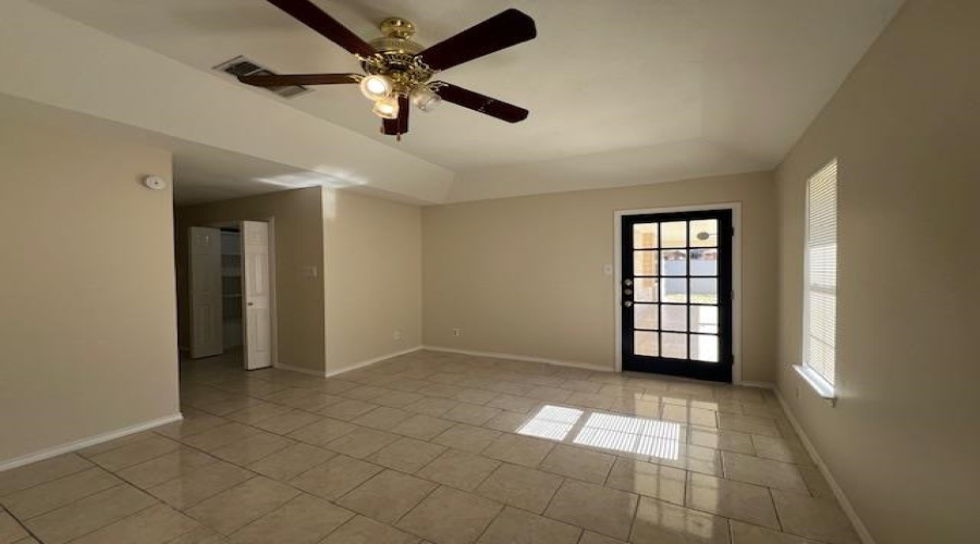 1305 Glen Ln, Laredo, Texas 78045-0000, 4 Bedrooms Bedrooms, 8 Rooms Rooms,2 BathroomsBathrooms,Residential,For Rent,1305 Glen Ln,20255013
