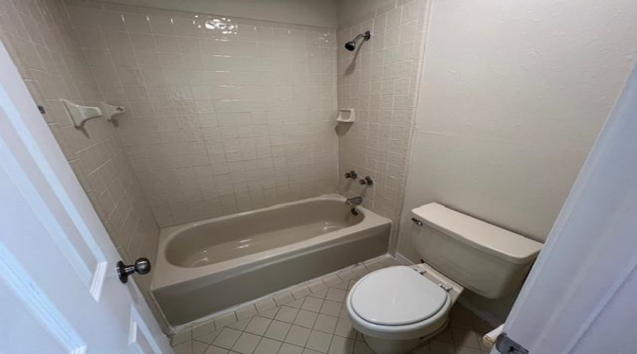 1305 Glen Ln, Laredo, Texas 78045-0000, 4 Bedrooms Bedrooms, 8 Rooms Rooms,2 BathroomsBathrooms,Residential,For Rent,1305 Glen Ln,20255013