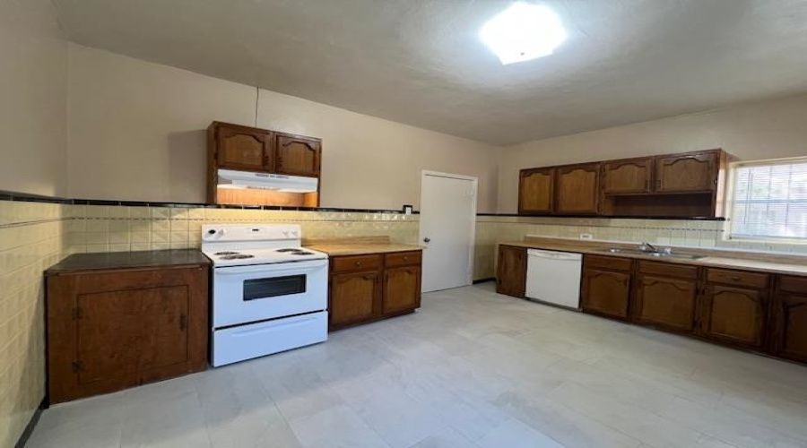 1719 Musser St, Laredo, Texas 78043, 2 Bedrooms Bedrooms, 5 Rooms Rooms,2 BathroomsBathrooms,Residential,For Rent,1719 Musser St,20255015