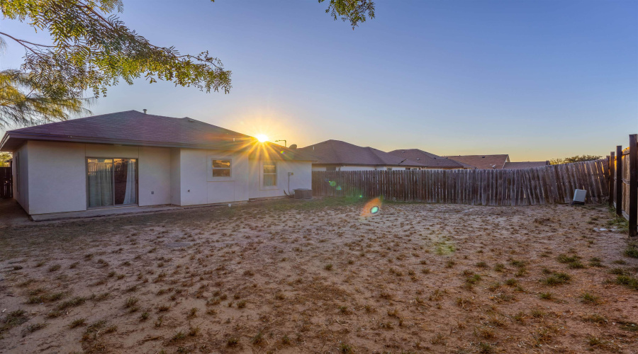 632 Sam Bratton Dr., Laredo, Texas 78046, 3 Bedrooms Bedrooms, 5 Rooms Rooms,2 BathroomsBathrooms,Residential,For Sale,632 Sam Bratton Dr.,20255023