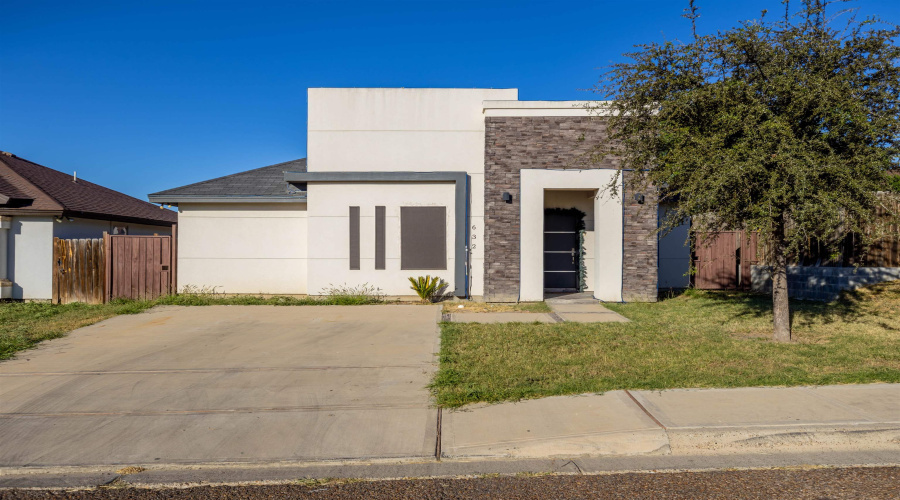 632 Sam Bratton Dr., Laredo, Texas 78046, 3 Bedrooms Bedrooms, 5 Rooms Rooms,2 BathroomsBathrooms,Residential,For Sale,632 Sam Bratton Dr.,20255023