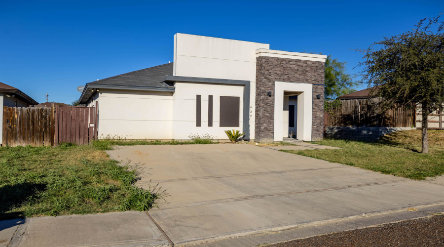 632 Sam Bratton Dr., Laredo, Texas 78046, 3 Bedrooms Bedrooms, 5 Rooms Rooms,2 BathroomsBathrooms,Residential,For Sale,632 Sam Bratton Dr.,20255023