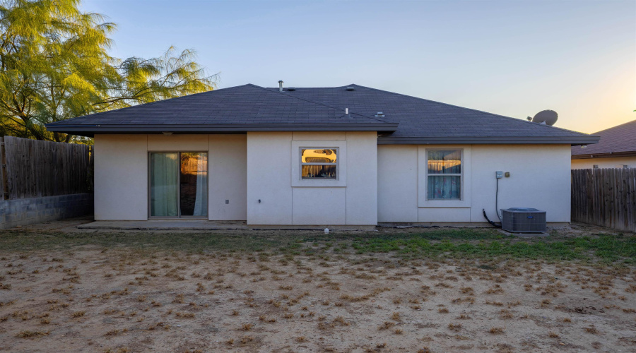632 Sam Bratton Dr., Laredo, Texas 78046, 3 Bedrooms Bedrooms, 5 Rooms Rooms,2 BathroomsBathrooms,Residential,For Sale,632 Sam Bratton Dr.,20255023