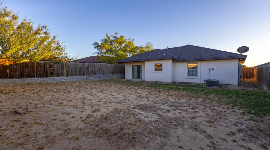 632 Sam Bratton Dr., Laredo, Texas 78046, 3 Bedrooms Bedrooms, 5 Rooms Rooms,2 BathroomsBathrooms,Residential,For Sale,632 Sam Bratton Dr.,20255023