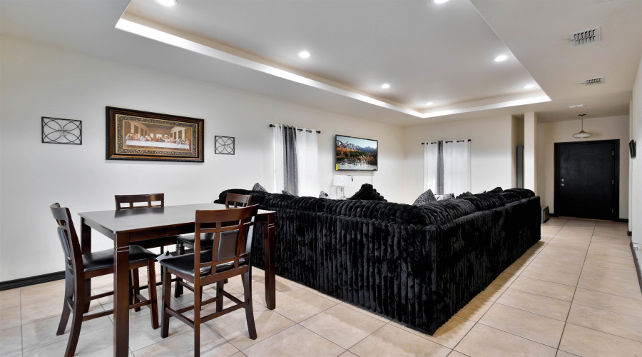 632 Sam Bratton Dr., Laredo, Texas 78046, 3 Bedrooms Bedrooms, 5 Rooms Rooms,2 BathroomsBathrooms,Residential,For Sale,632 Sam Bratton Dr.,20255023