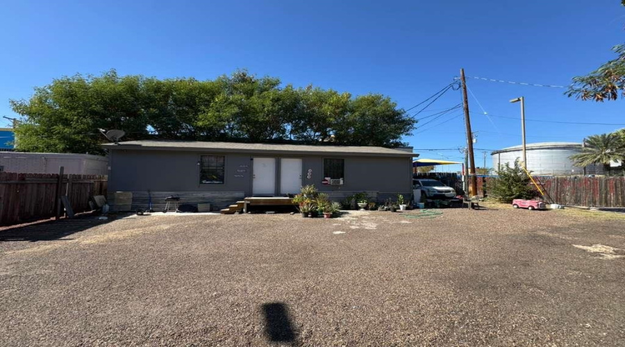 1006 Garfield St, Laredo, Texas 78040, 1 Room Rooms,2 BathroomsBathrooms,Commercial retail/office,For Rent,1006 Garfield St,20255035